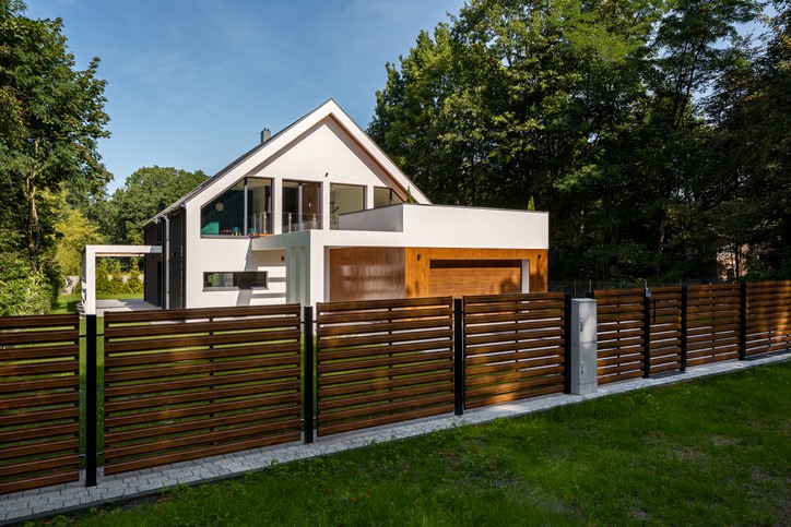 drewniane ogrodzenie nowoczesnego domu